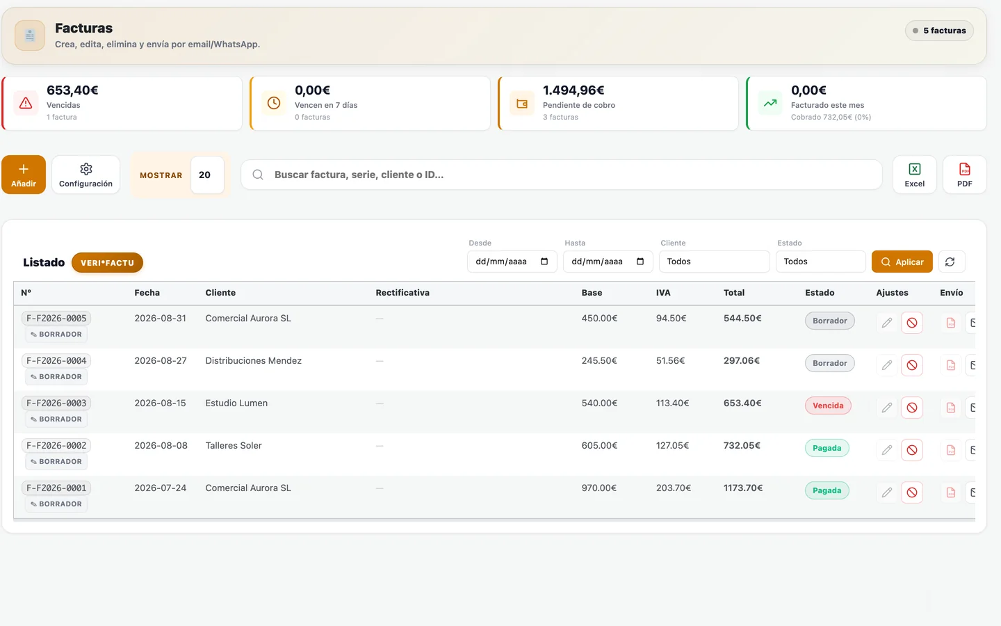Listado de facturas con los importes vencidos y pendientes, filtros por cliente y estado, y el sello Verifactu